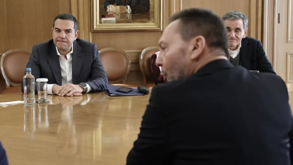 Οι αποκαλύψεις Στουρνάρα βάζουν φωτιά στην πολιτική ζωή – «Έπεσαν οι μάσκες», λέει η κυβέρνηση, κοιτάζοντας προς τον Αλέξη Τσίπρα