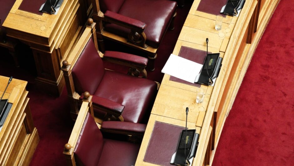 Για ποιους… χτυπά η καμπάνα: Τα ψιλά γράμματα των δημοσκοπήσεων και ο γρίφος των αναποφάσιστων