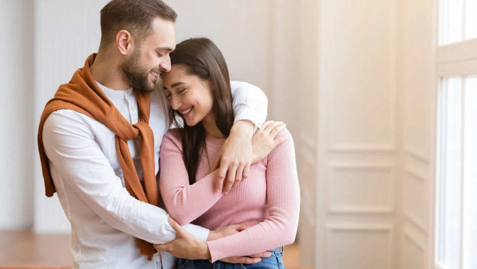 7 σημάδια γλώσσας του σώματος που δείχνουν ερωτική έλξη