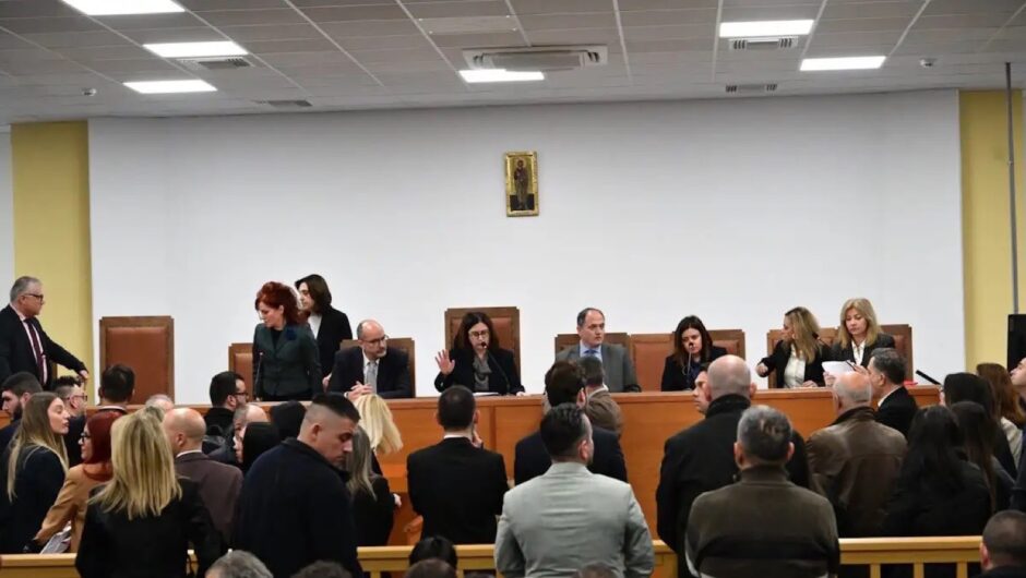 Τι γίνεται με το ενδεχόμενο μεταφοράς της Δίκης των Τεμπών από τη Λάρισα μετά το χάος της πρώτης μέρας