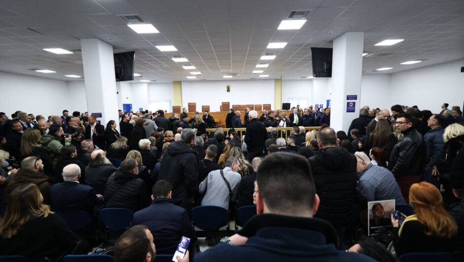 Η αίθουσα ο πρώτος “σκόπελος” στην ιστορική δίκη για το σιδηροδρομικό δυστύχημα στα Τέμπη