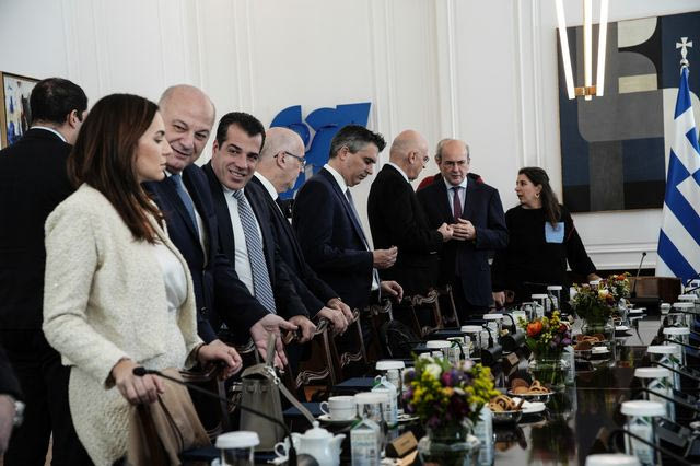 Γιατί σιωπούν τα θύματα των υποκλοπών;