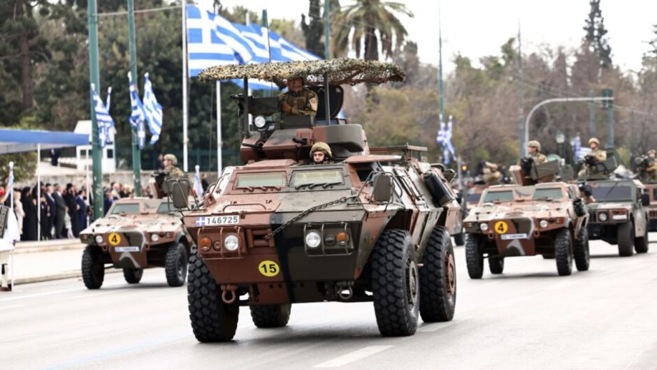 Φούσκωσε ο λαός από εθνική υπερηφάνεια στη δικαστική αίθουσα των Τεμπών, στο σκάνδαλο των υποκλοπών, τι να του πει η παρέλαση των εξοπλισμών