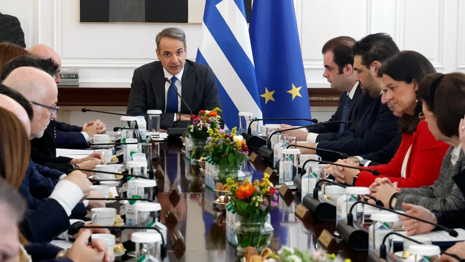 Τι δείχνουν οι δημοσκοπήσεις, ένα χρόνο πριν τις εκλογές – Πώς τις διαβάζει το Μαξίμου