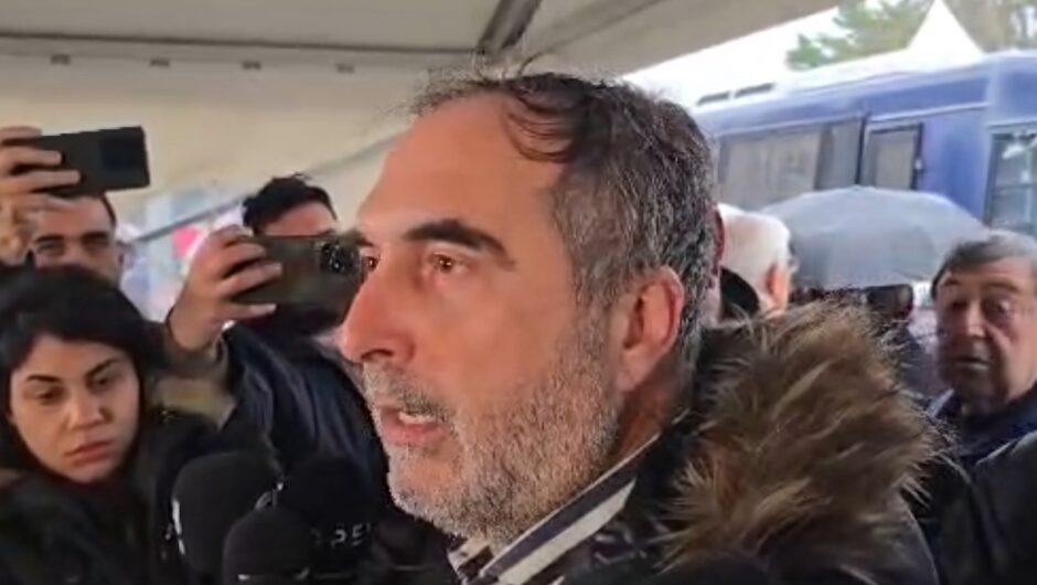 «Μπάχαλο» με τους δημοσιογράφους, «Είχαμε προειδοποιήσει από τον Νοέμβριο τον Υπουργό» καταγγέλλει η Ένωση Συντακτών Θεσσαλίας για τη δίκη των Τεμπών (βίντεο)