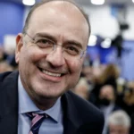 Επί Μητσοτάκη αν είσαι Λαζαρίδης χωρίς πτυχίο μπορείς να διοικήσεις, αν είσαι καθαρίστρια χωρίς απολυτήριο δημοτικού δεν μπορείς να σφουγγαρίσεις