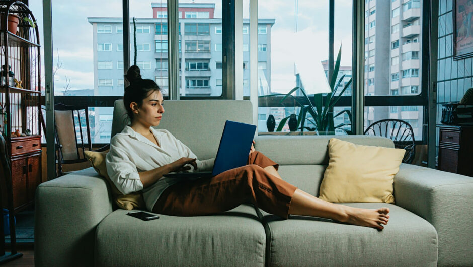 Σήκω από τον καναπέ: 8 σημάδια που δείχνουν ότι κάνεις καθιστική ζωή
