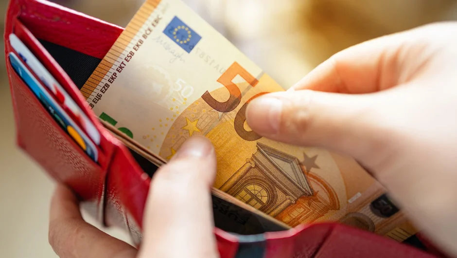 Νέοι μισθοί στο Δημόσιο και ΟΤΑ: Επιπλέον 40 ευρώ από 1/4/2026 – Αναλυτικά παραδείγματα