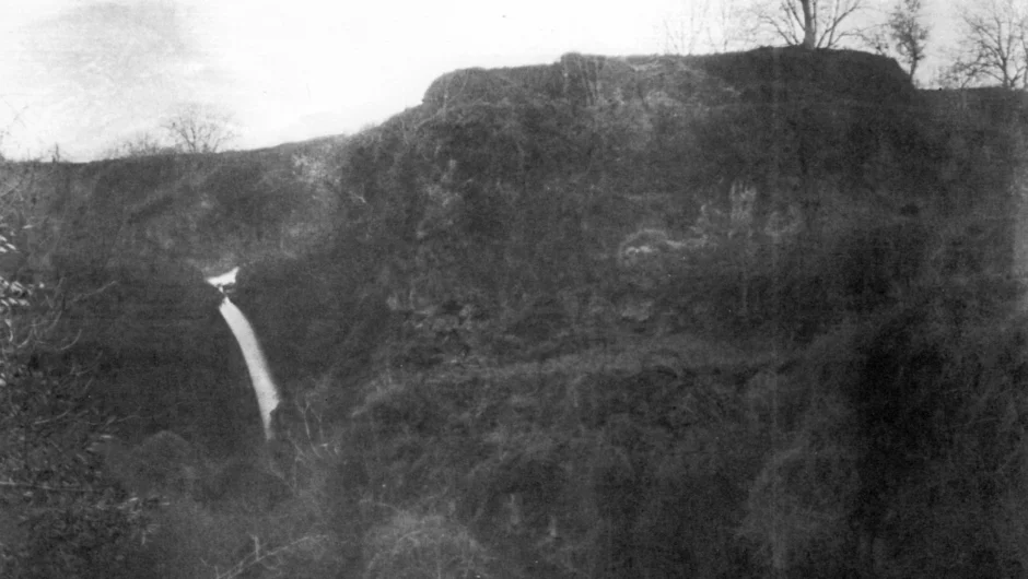 Σαν σήμερα 13 Απριλίου: Η τραγική θυσία των γυναικών της Νάουσας στον καταρράκτη της Αραπίτσας