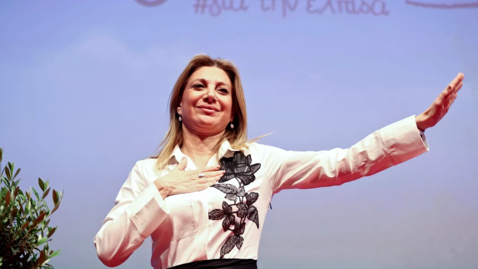 «Ελπίδα για τη Δημοκρατία» το κόμμα της Μαρίας Καρυστιανού – Το μαύρο τριαντάφυλλο, η έκπληξη με την Μουτσάτσου και οι παρουσίες στο «Ολύμπιον»