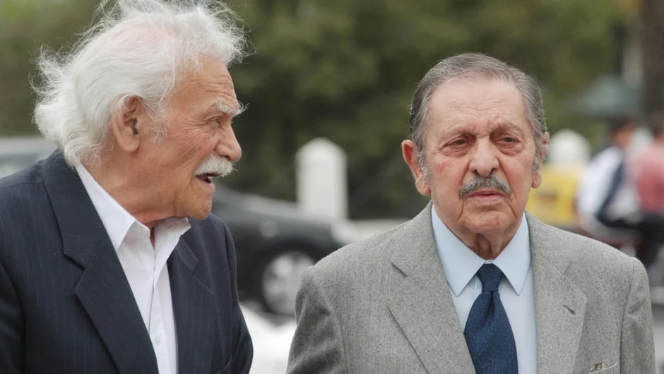 Σαν σήμερα 30 Μαΐου: Ο Γλέζος και ο Σάντας κατεβάζουν τη ναζιστική σημαία από την Ακρόπολη