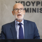24 ώρες μετά και ο κ. Τζαβέλλας ακόμη δεν έχει παραιτηθεί