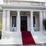 Εκλογές: Πώς «διαβάζει» το Μαξίμου τη δυναμική Τσίπρα-Καρυστιανού, η σφήνα Σαμαρά