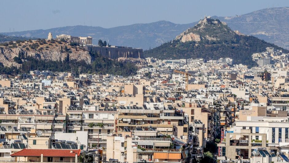 Στεγαστική «ασφυξία»: Πώς το κεραμίδι έγινε ο βαρύς βραχνάς του Έλληνα [πίνακες]