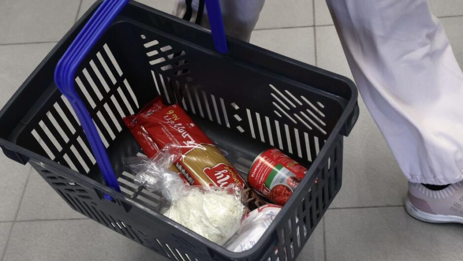 Φτωχοποίηση / Ακρίβεια στον… θεό, μισθοί στα τάρταρα