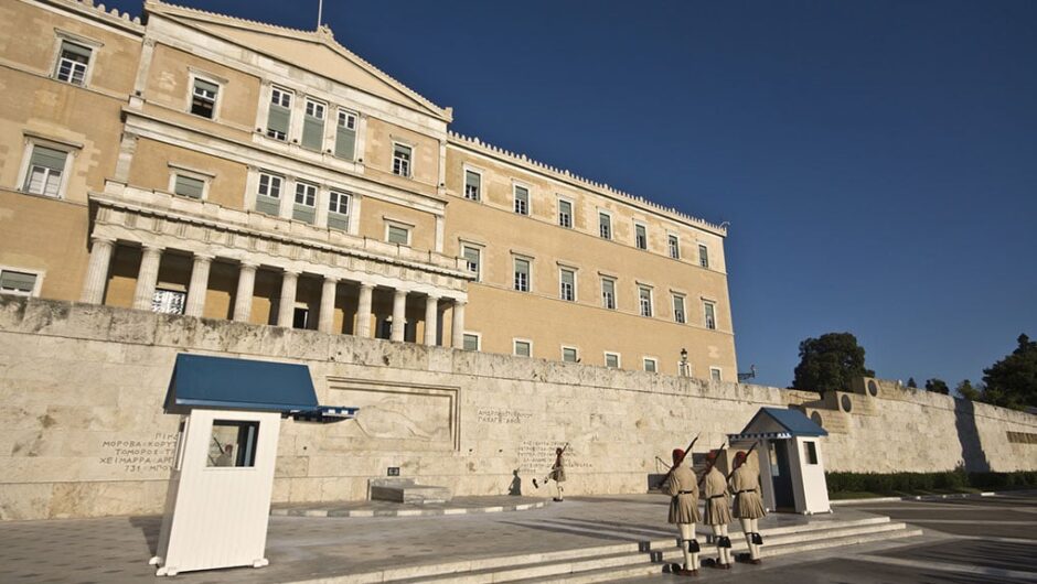 Δημοσκοπήσεις: Οι δέκα ημέρες των μεγάλων ανατροπών – Η τράπουλα στον δρόμο προς τις κάλπες… μοιράζεται ξανά