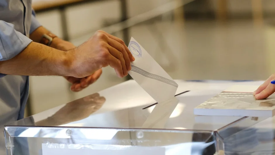 Δημοσκόπηση Opinion Poll: Στο 30,5% η ΝΔ – Δεύτερος ο Τσίπρας, τέταρτο το ΠΑΣΟΚ, εξαϋλώθηκε ο ΣΥΡΙΖΑ
