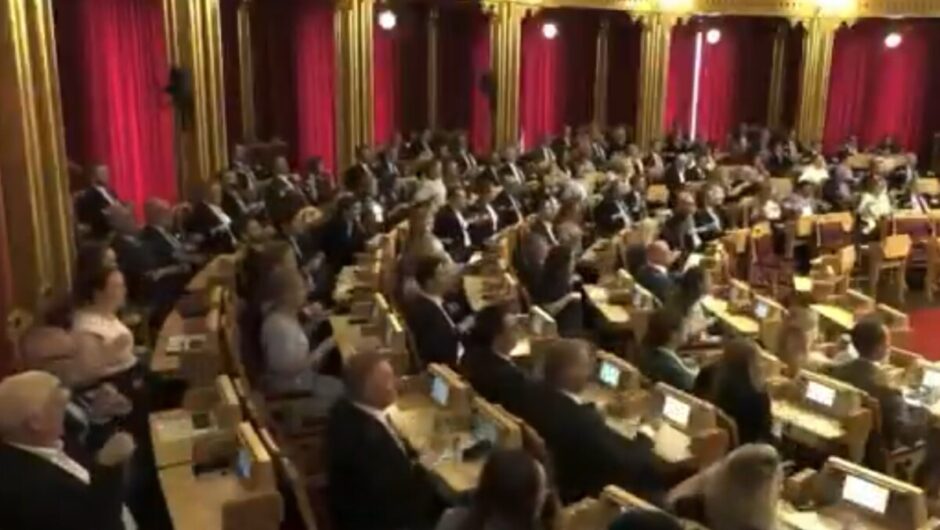 Άλλος για τη… βάρκα τους: Η νορβηγική Βουλή κάνει κουπί σε ρυθμούς Μουντιάλ (vid)