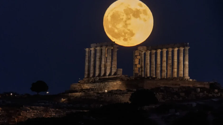 Πανσέληνος Ιουνίου: Εντυπωσιακές εικόνες από το «φεγγάρι της φράουλας» – Ο λόγος που πήρε αυτή την ονομασία