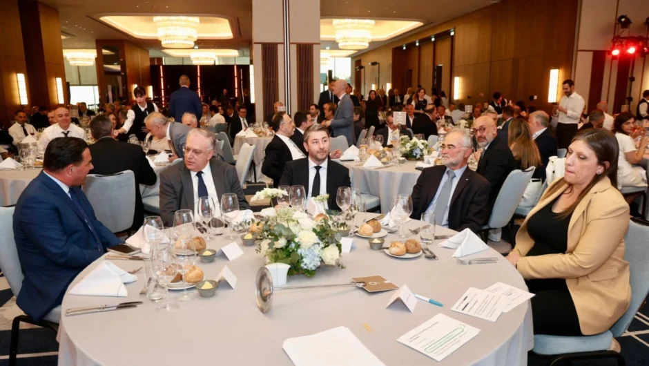 Το τραπέζι της αμηχανίας: Έβαλαν να κάτσουν μαζί Γεωργιάδη, Ανδρουλάκη και Κωνσταντοπούλου