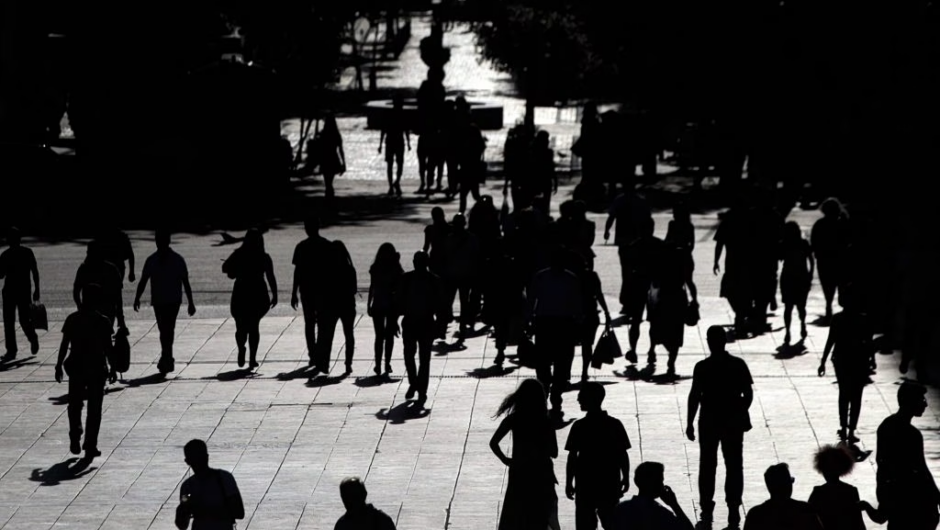 Παραμένει πάντως το πλαφόν προσδοκιών σε μια κοινωνία εργαζόμενων φτωχών