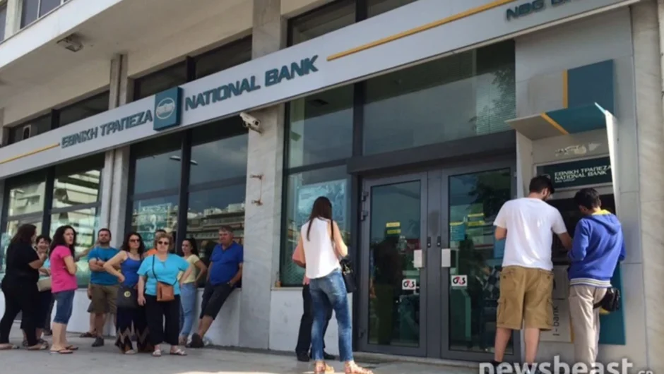 Σαν σήμερα 28 Ιουνίου: Η Ελλάδα ξυπνά με κλειστές τράπεζες και όριο 60 ευρώ στα ΑΤΜ