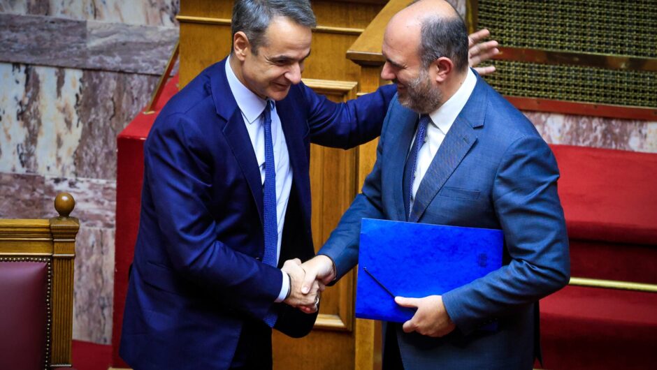 Ανασχηματισμός μπάλωμα με το βλέμμα σε Σαμαρά και Καρυστιανού