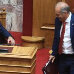 Δεξιά πολυκατοικία / Οι δύο Κυριάκοι χέρι-χέρι μετά τις εκλογές