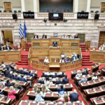 Η κυβέρνηση μετέτρεψε σε επιθεώρηση τη συνταγματική αναθεώρηση και ο λαός πλέον κατανοεί γαλάζια «κανονικότητα» τι θα πει